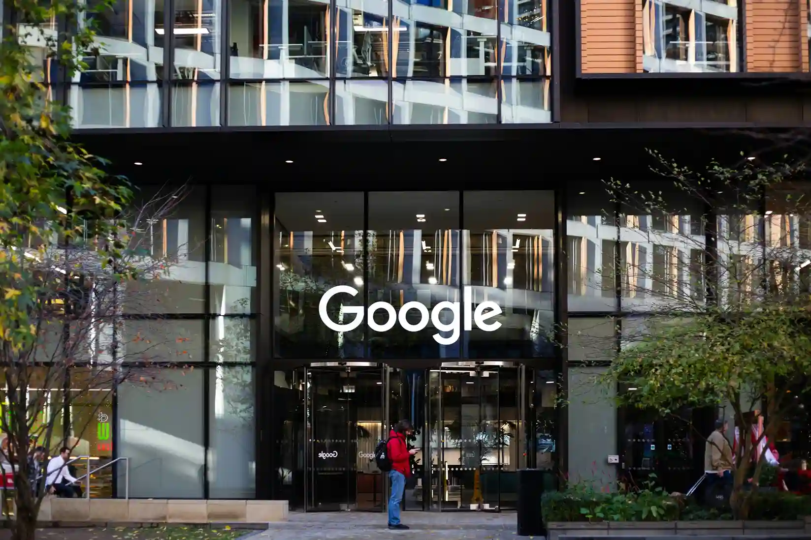 Bâtiment Google illustrant l’évolution du référencement face aux contenus génériques générés par intelligence artificielle.