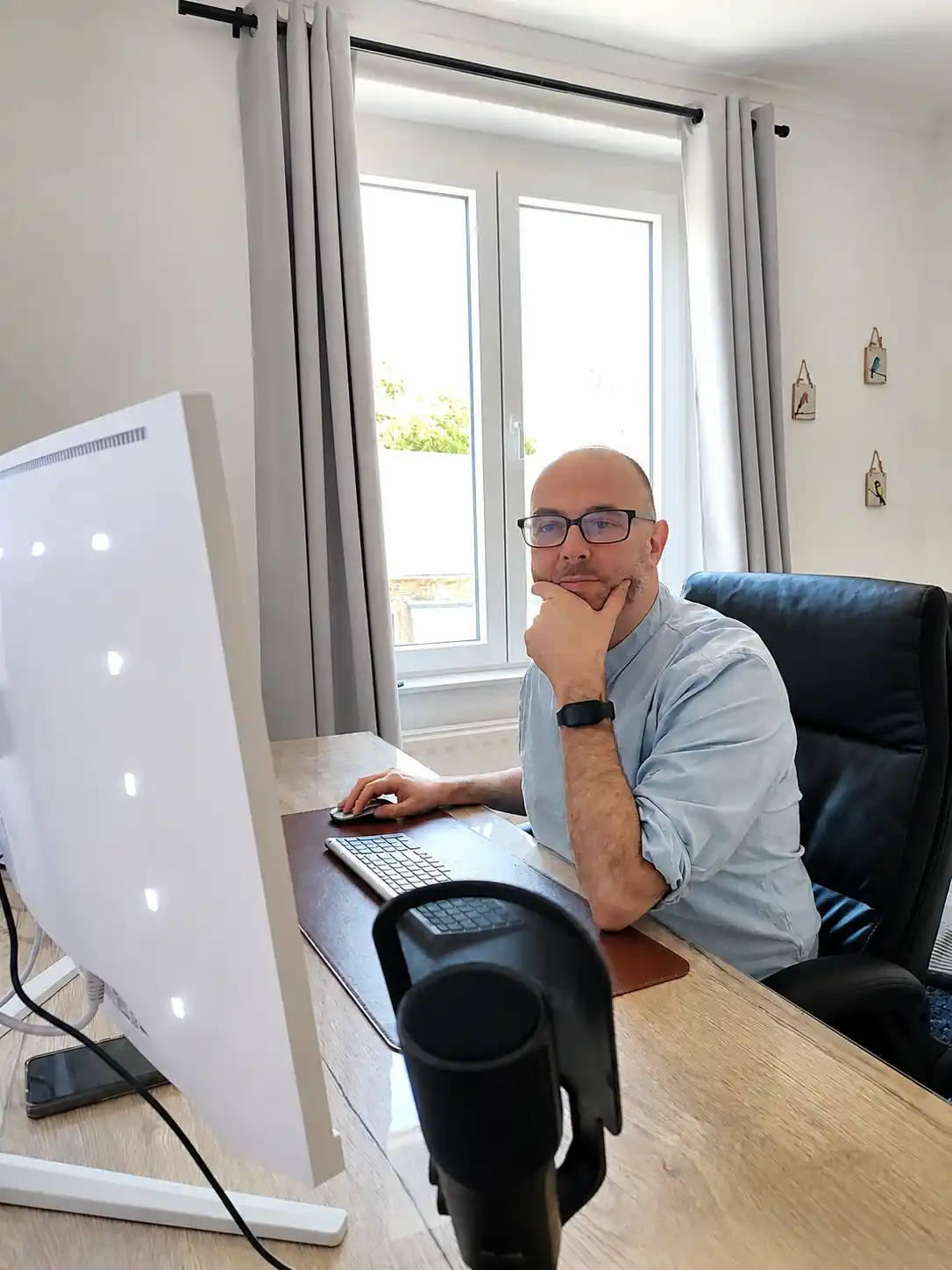 Johan Creeten fondateur de Wazerty dans son espace de travail digital