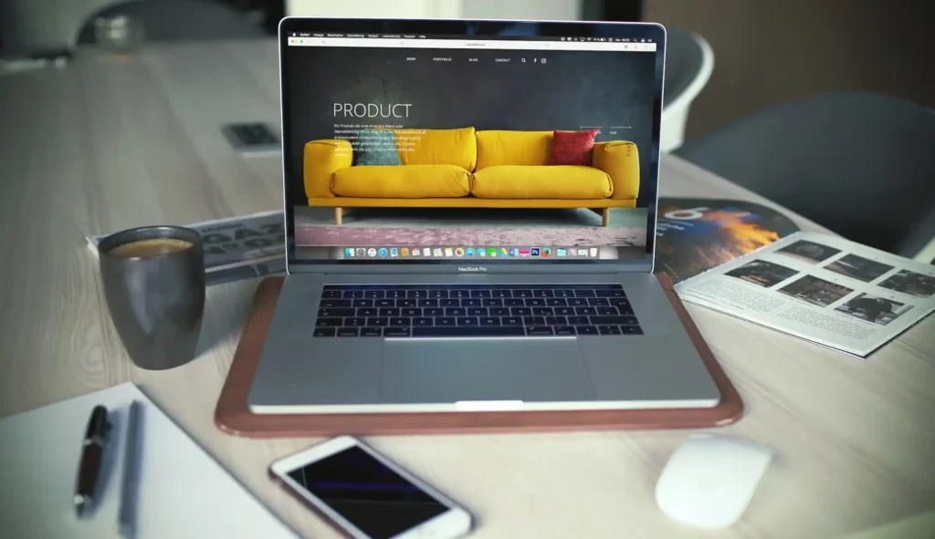 Ordinateur portable affichant un site internet professionnel pour une petite entreprise en Wallonie