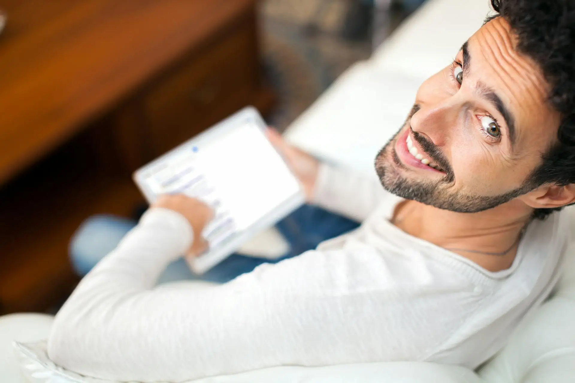 Entrepreneur consultant une tablette pour améliorer la visibilité en ligne de son entreprise en Wallonie