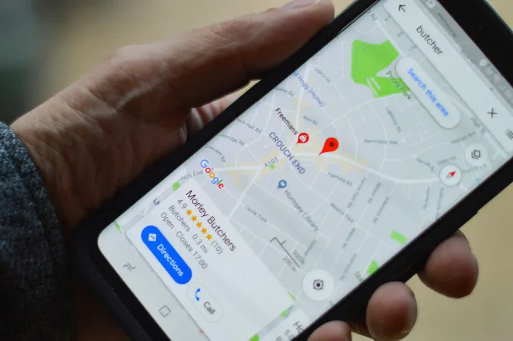 Smartphone affichant une fiche Google Business Profile pour illustrer la visibilité locale d’une entreprise
