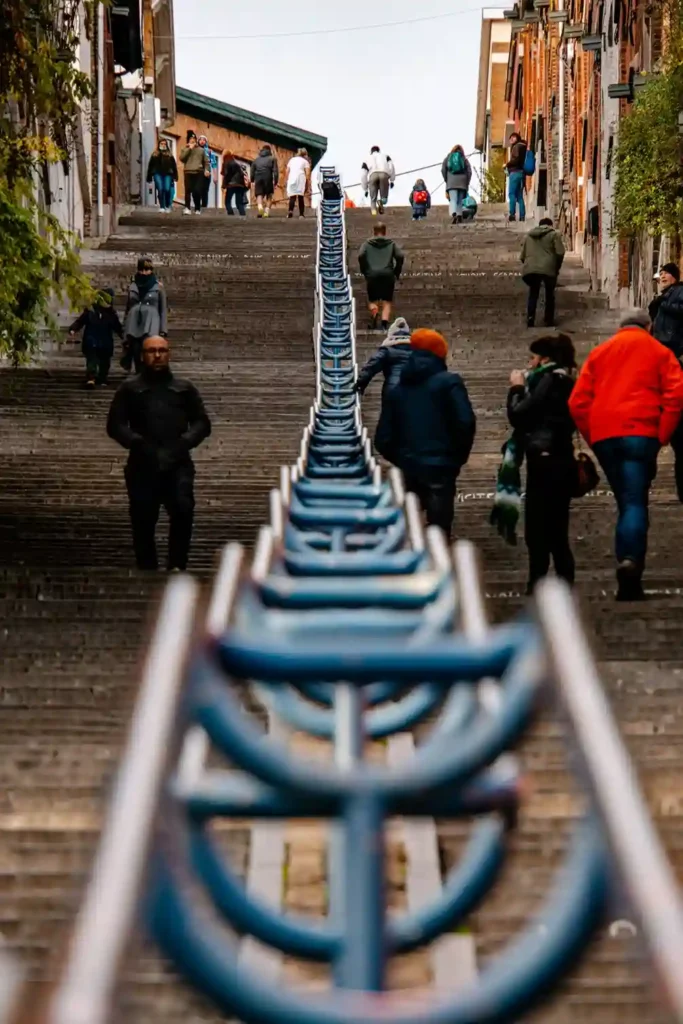 Vue des escaliers de Bueren à Liège pour illustrer la visibilité locale des entreprises wallonnes