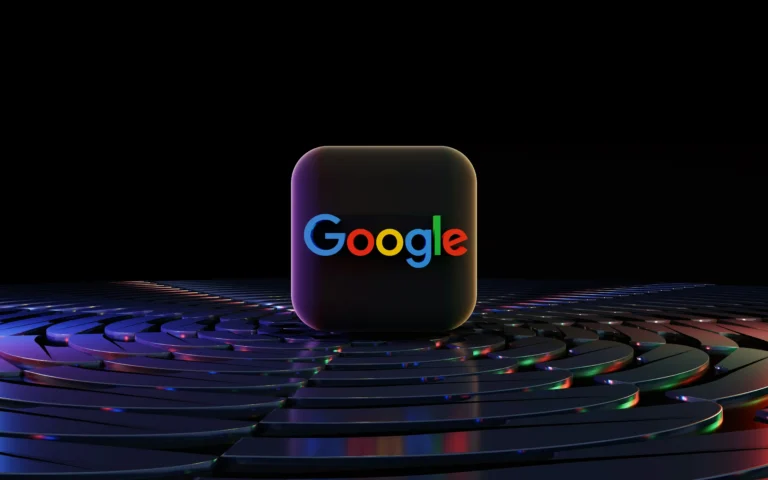 Logo Google sur une surface numérique sombre, illustrant les enjeux de visibilité d’un site internet dans les résultats de recherche.