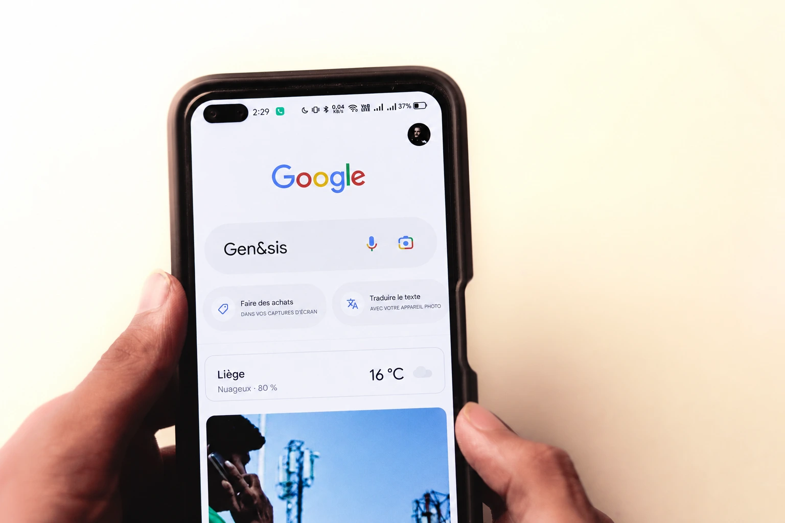 Affichage d'un mobile avec la recherche Gen&sis dans Google et dans les IA par l'agence Wazerty