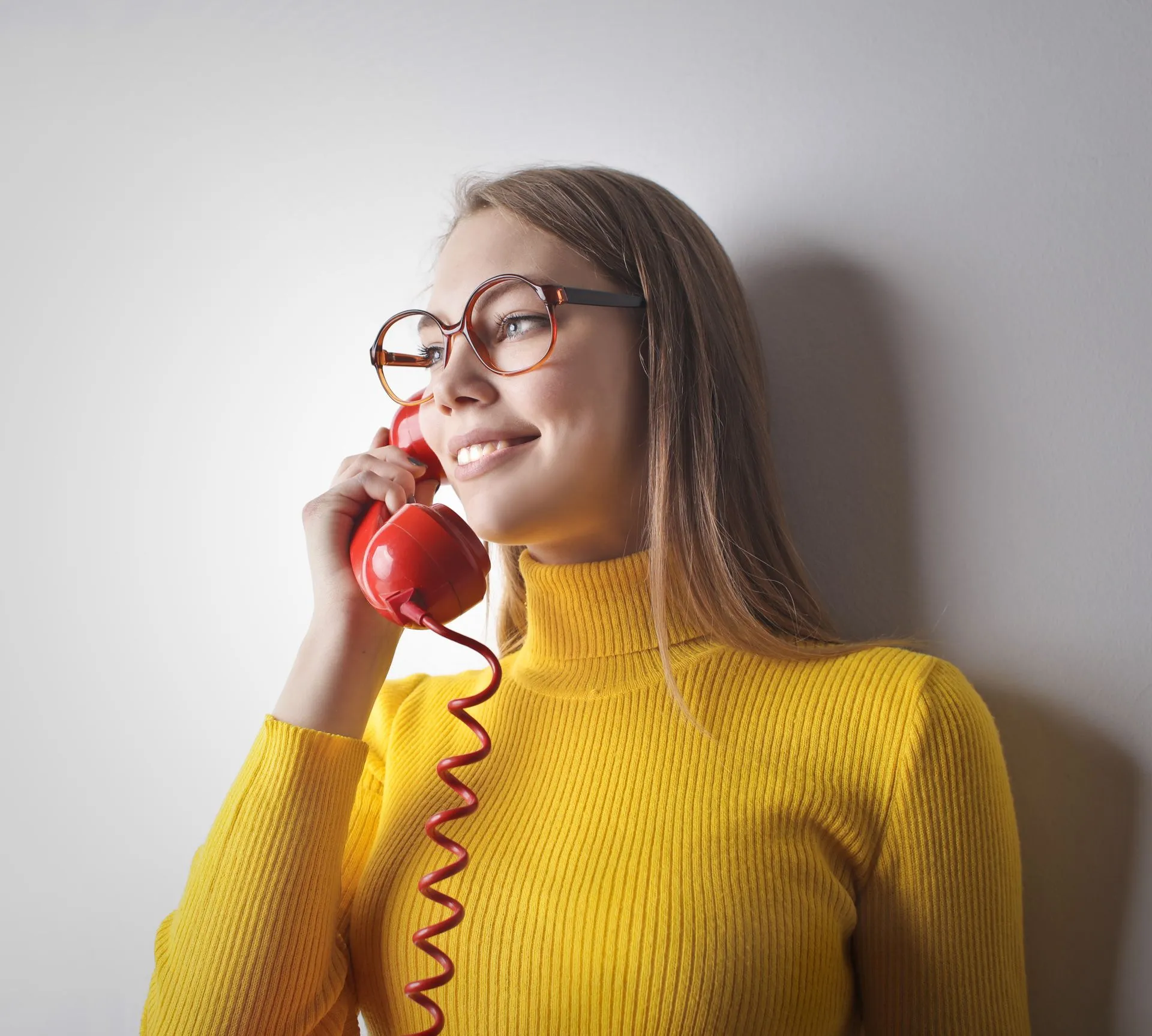 Femme au téléphone illustrant le passage du bouche-à-oreille à la recherche d’une entreprise dans une intelligence artificielle avec Wazerty