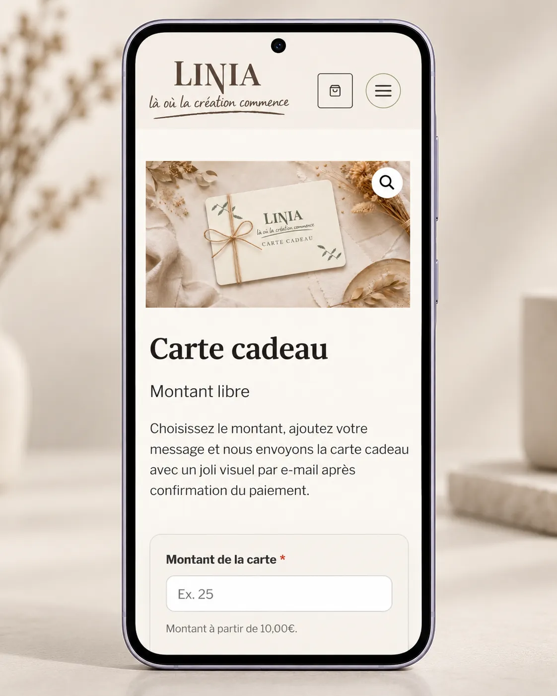 Site e-commerce français affiché sur smartphone avec une carte cadeau