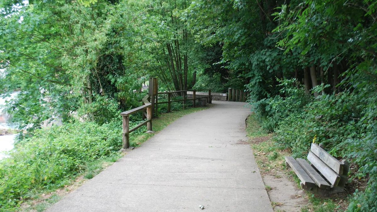 Promenade arborée dans le parc de Hauster à Chaudfontaine
