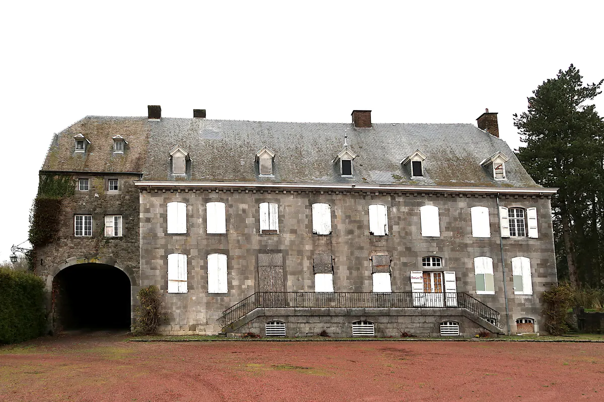 Façade du château de Vervoz dans la commune de Clavier