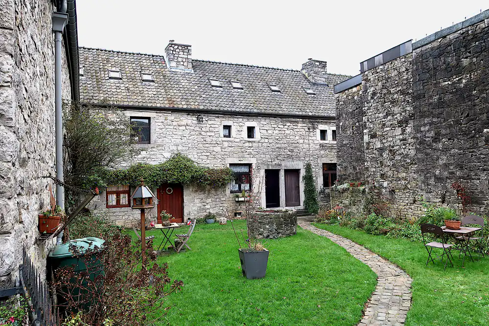 Cour des Moines en pierre calcaire à Ocquier, dans la commune de Clavier