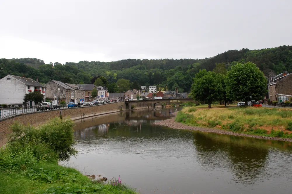 Quai et rivière de l’Ourthe au centre de Comblain-au-Pont