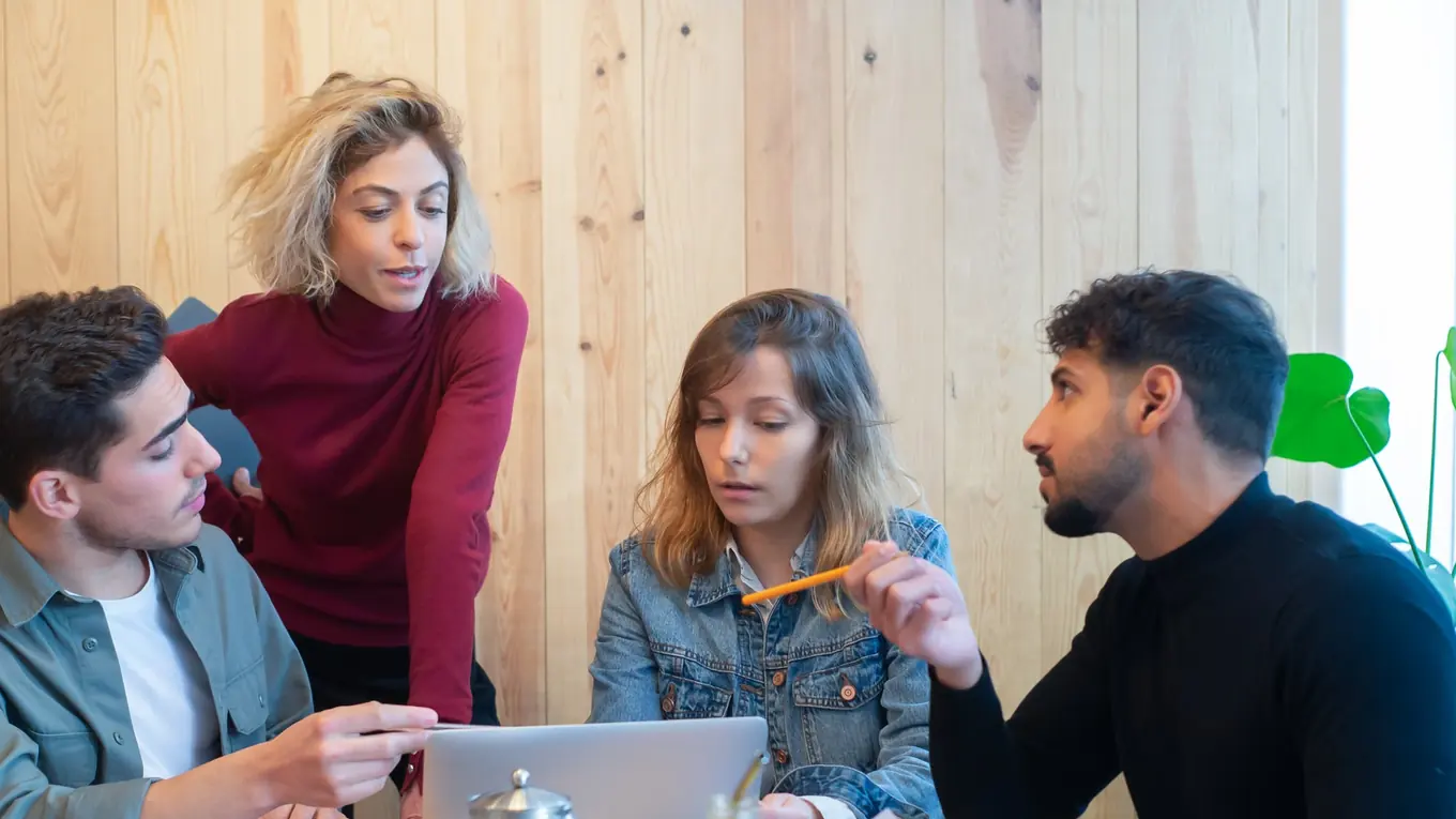 Jeunes professionnels préparant ensemble la structure d’un projet web