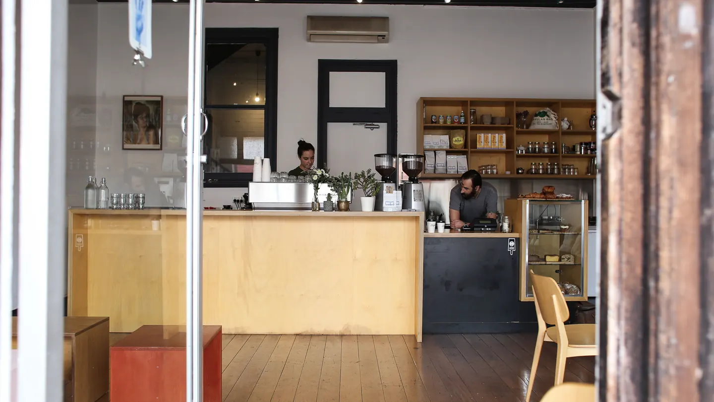 Intérieur d’un café avec son personnel au comptoir