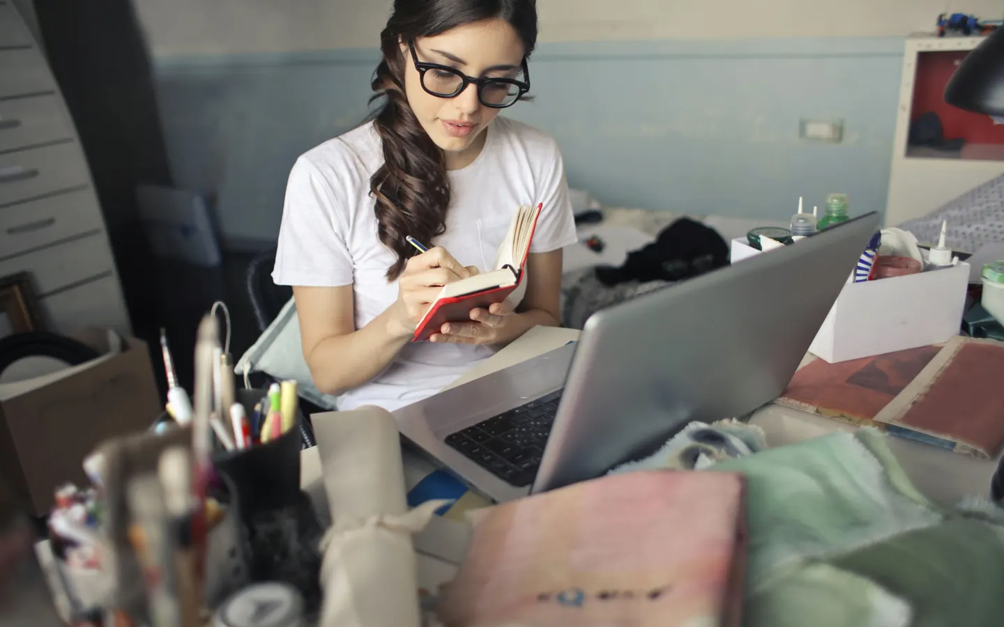 Une indépendante prépare son projet devant son ordinateur portable