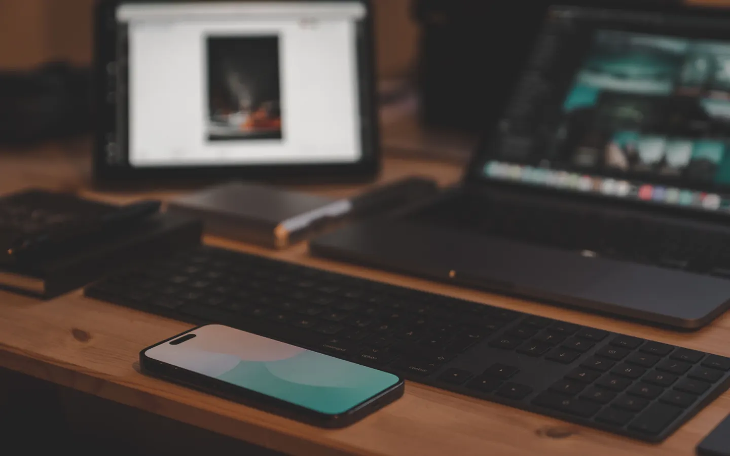 Un téléphone, une tablette et un ordinateur sur un bureau, pour illustrer un site adapté à tous les écrans