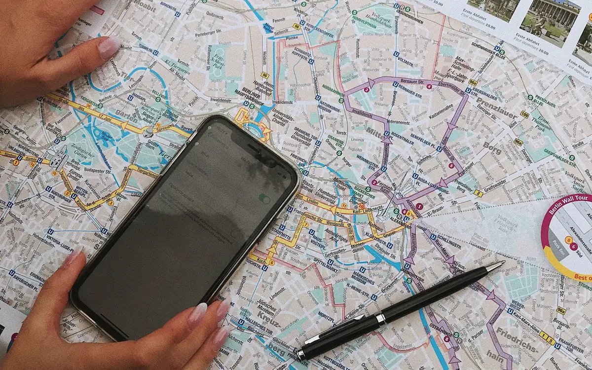 Un téléphone posé sur une carte pour illustrer la recherche et la visibilité locales