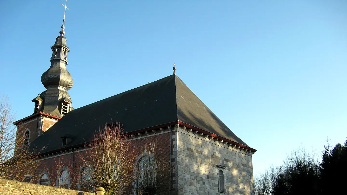 Église Saint-Jean-l’Évangéliste de Beaufays sous un ciel bleu