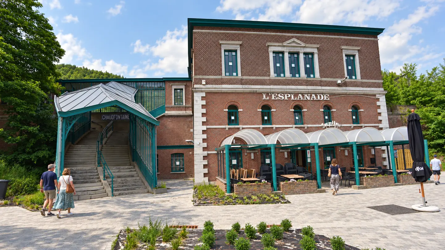 L’Esplanade et l’ancienne gare de Chaudfontaine animées par quelques passants