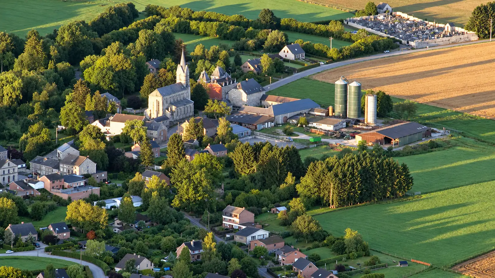 Vue aérienne du centre de Ferrières, de son église et des paysages agricoles