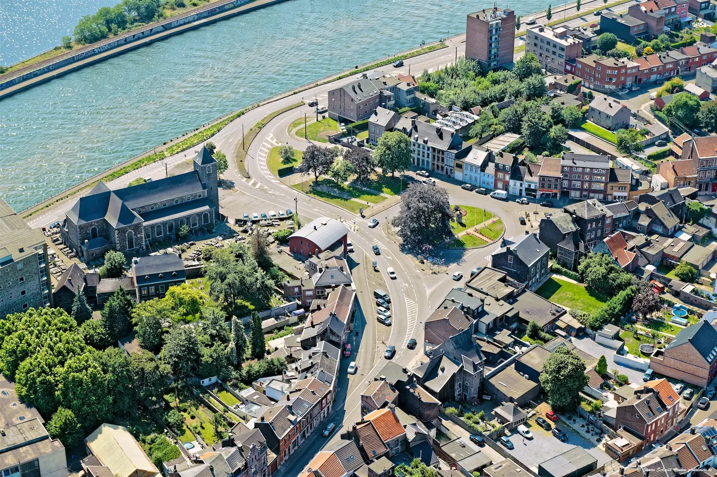 Vue aérienne de Herstal, de ses quartiers et de la Meuse