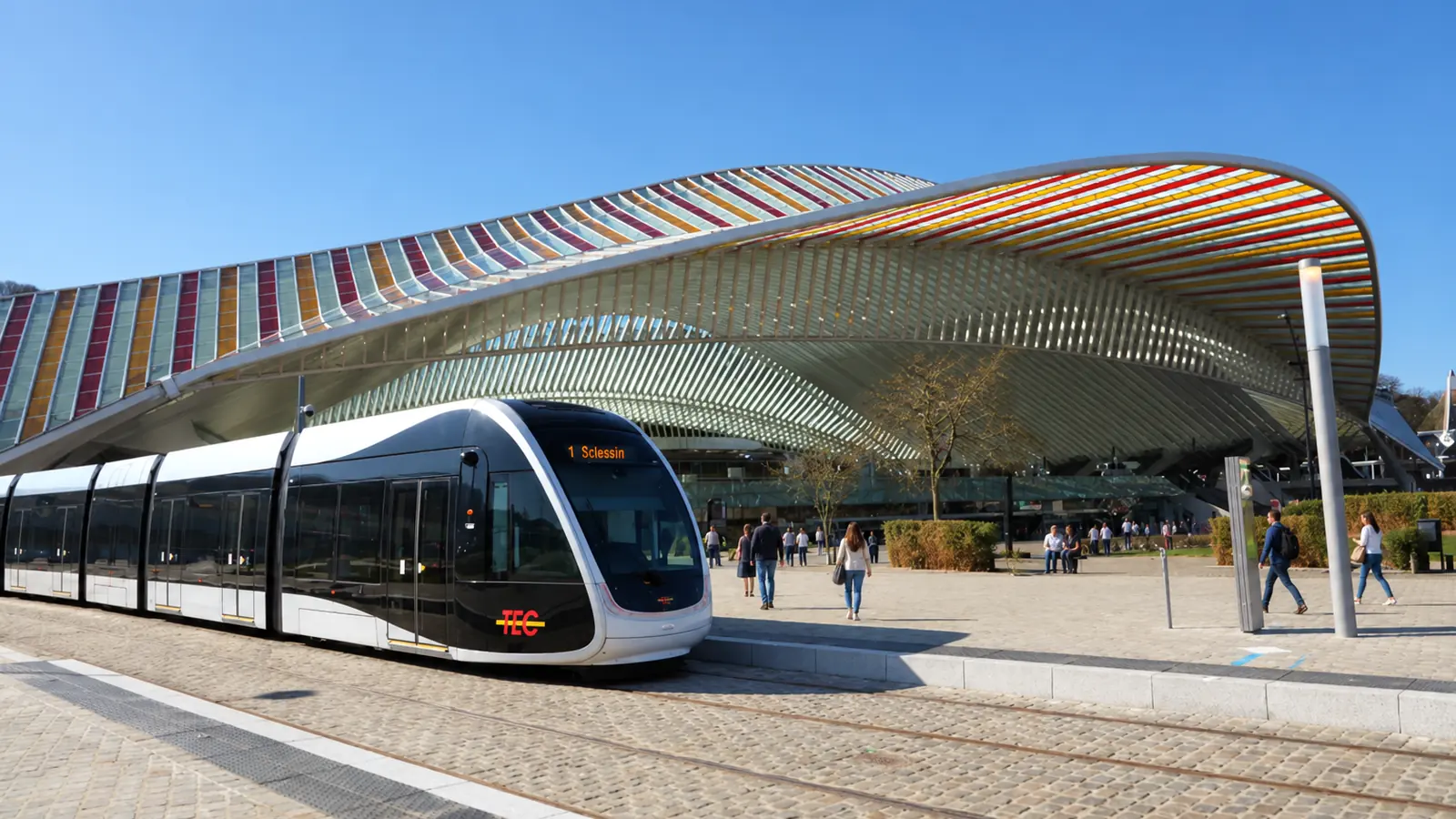Tram devant la gare de Liège-Guillemins avec quelques passants