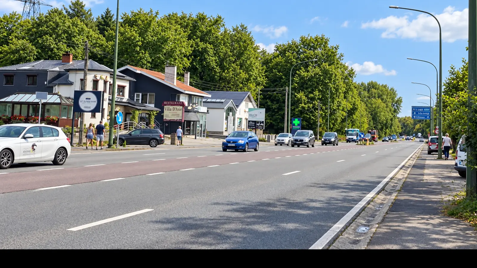 Axe commerçant de Neupré en été avec quelques passants sur les trottoirs
