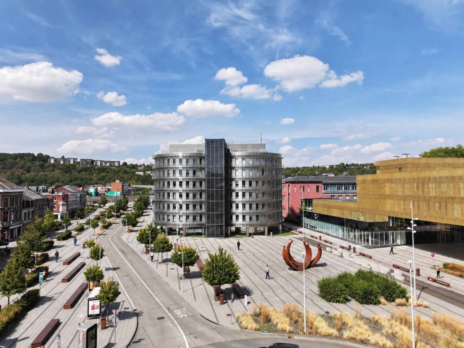 Centre-ville moderne de Seraing sous un ciel bleu