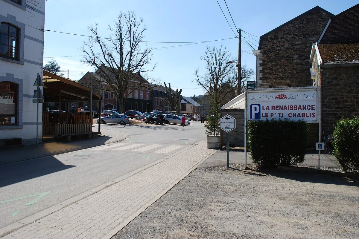 Rue commerçante dans la commune de Ferrières