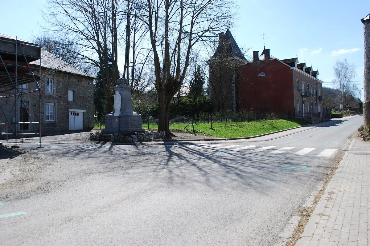 Rue et maisons en pierre dans le centre de Ferrières