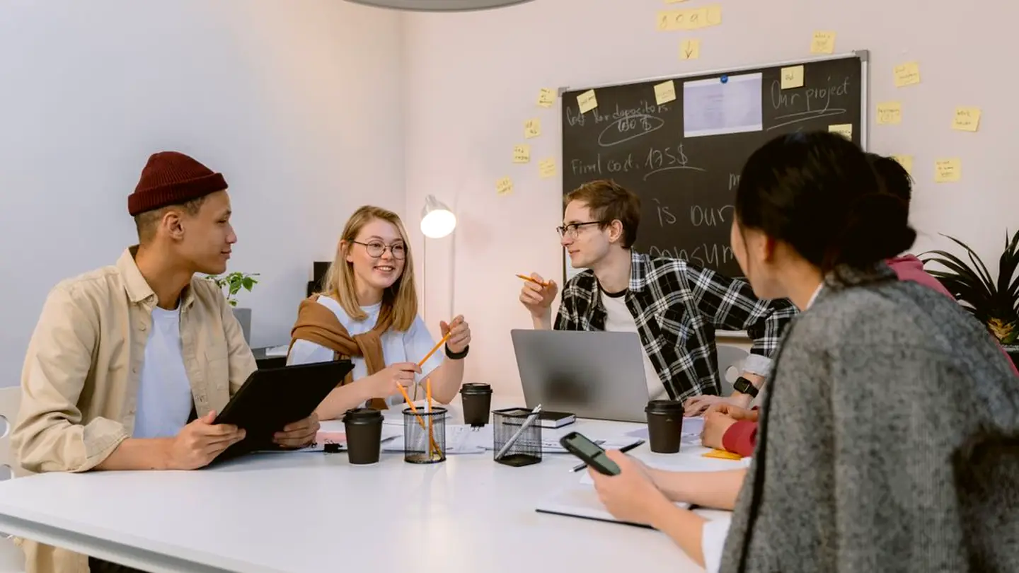 Équipe réunie autour d’un projet dans un bureau moderne