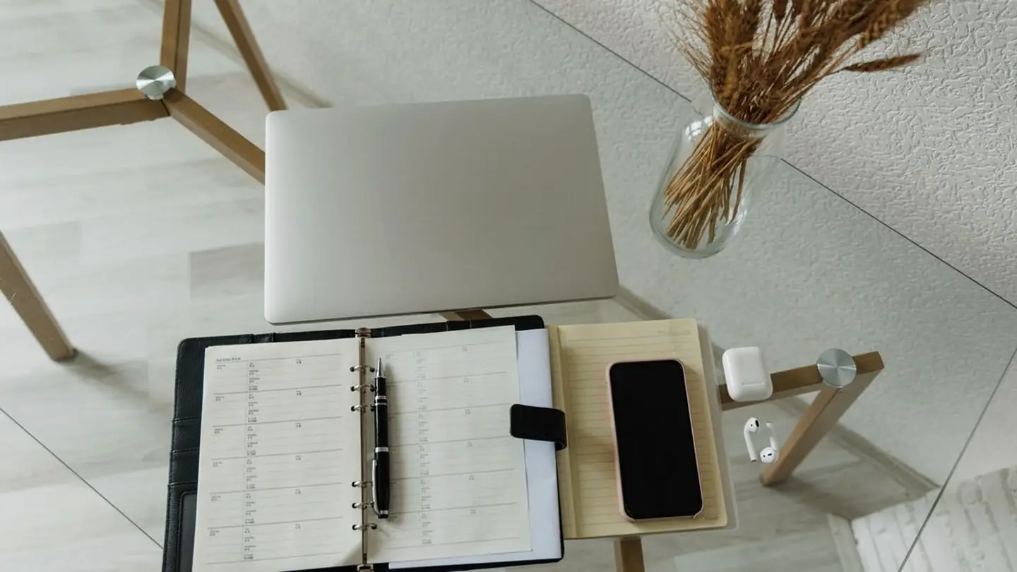 Bureau organisé avec carnet et outils numériques