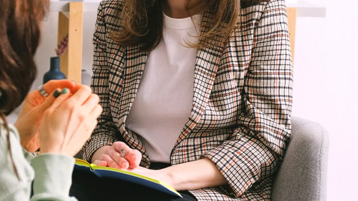Professionnelle à l’écoute lors d’un rendez-vous