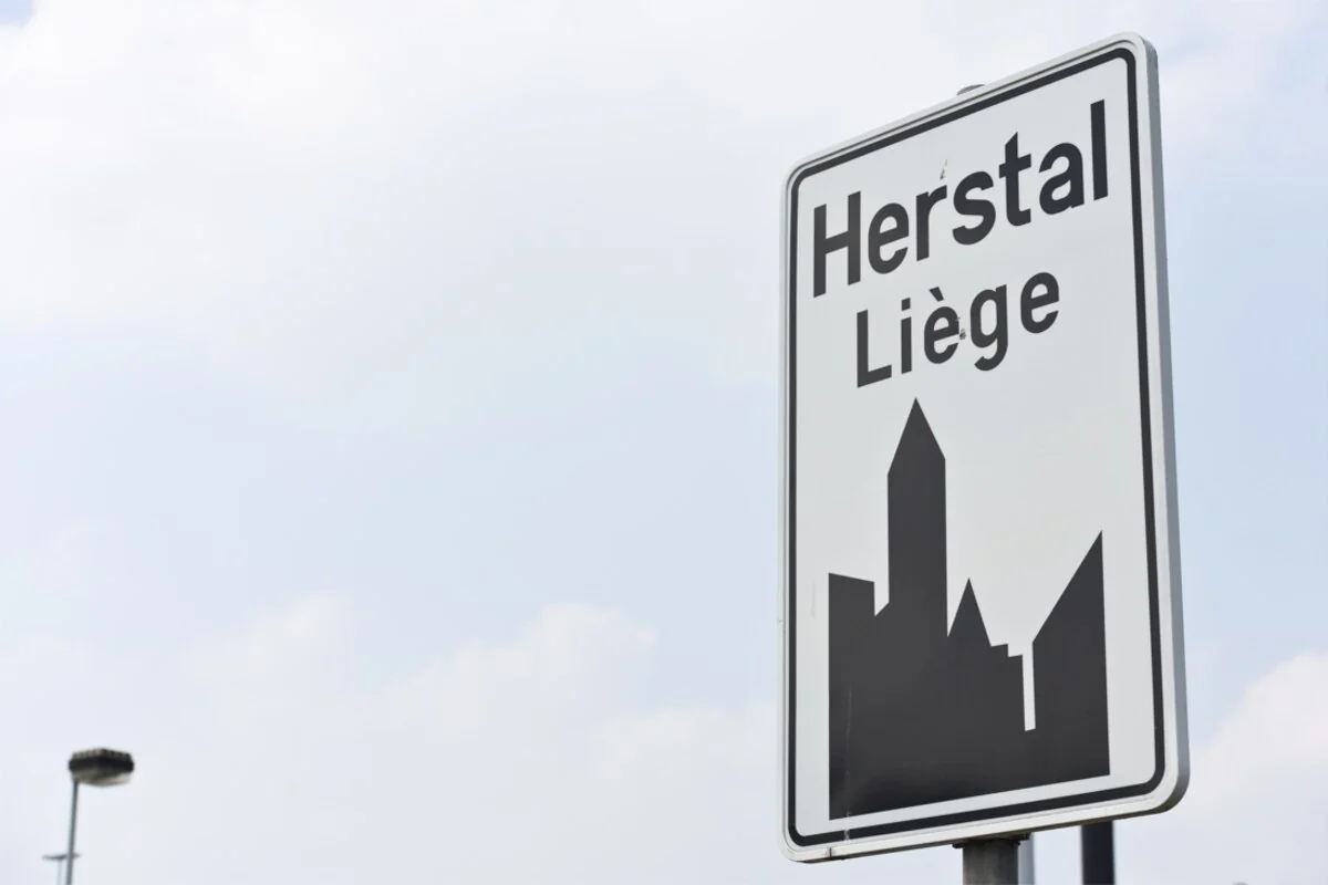Panneau d’entrée de ville indiquant Herstal et Liège