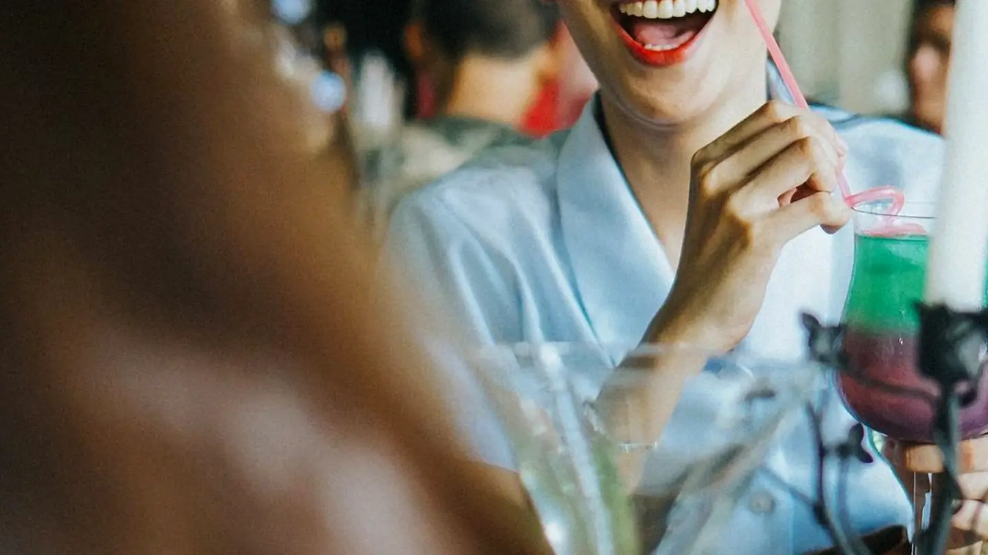 Cliente souriante dans un établissement accueillant