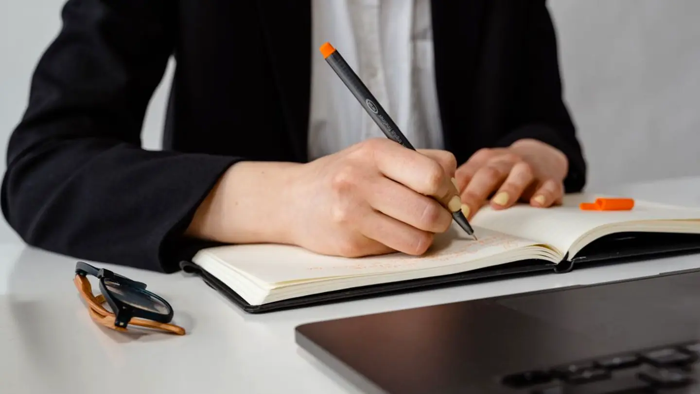 Prise de notes précise dans un agenda de projet