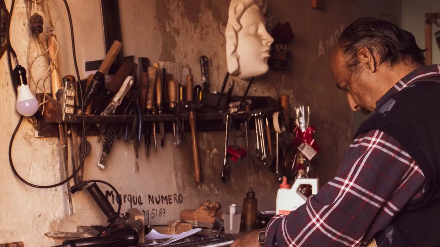 Artisan concentré dans un atelier chaleureux