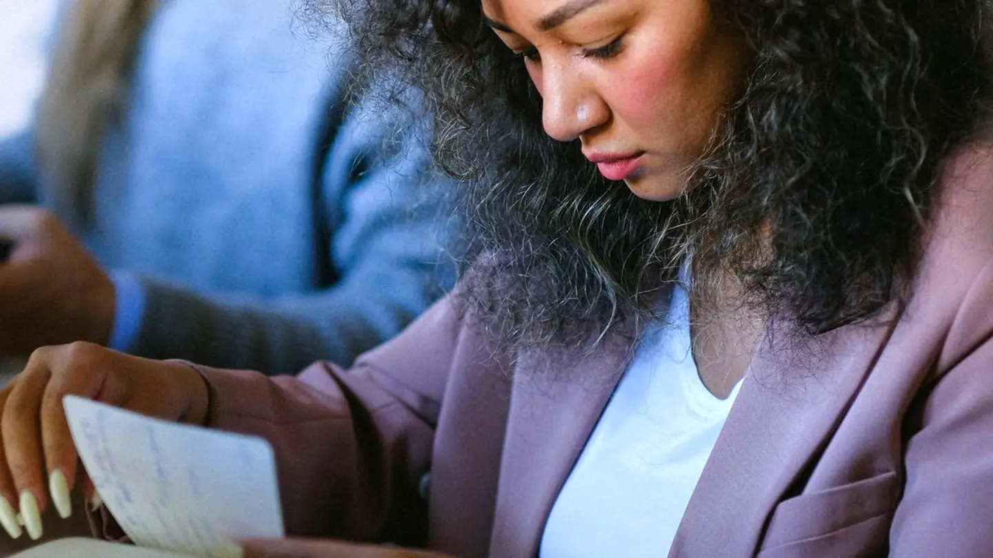 Professionnelle examinant des documents dans un bureau