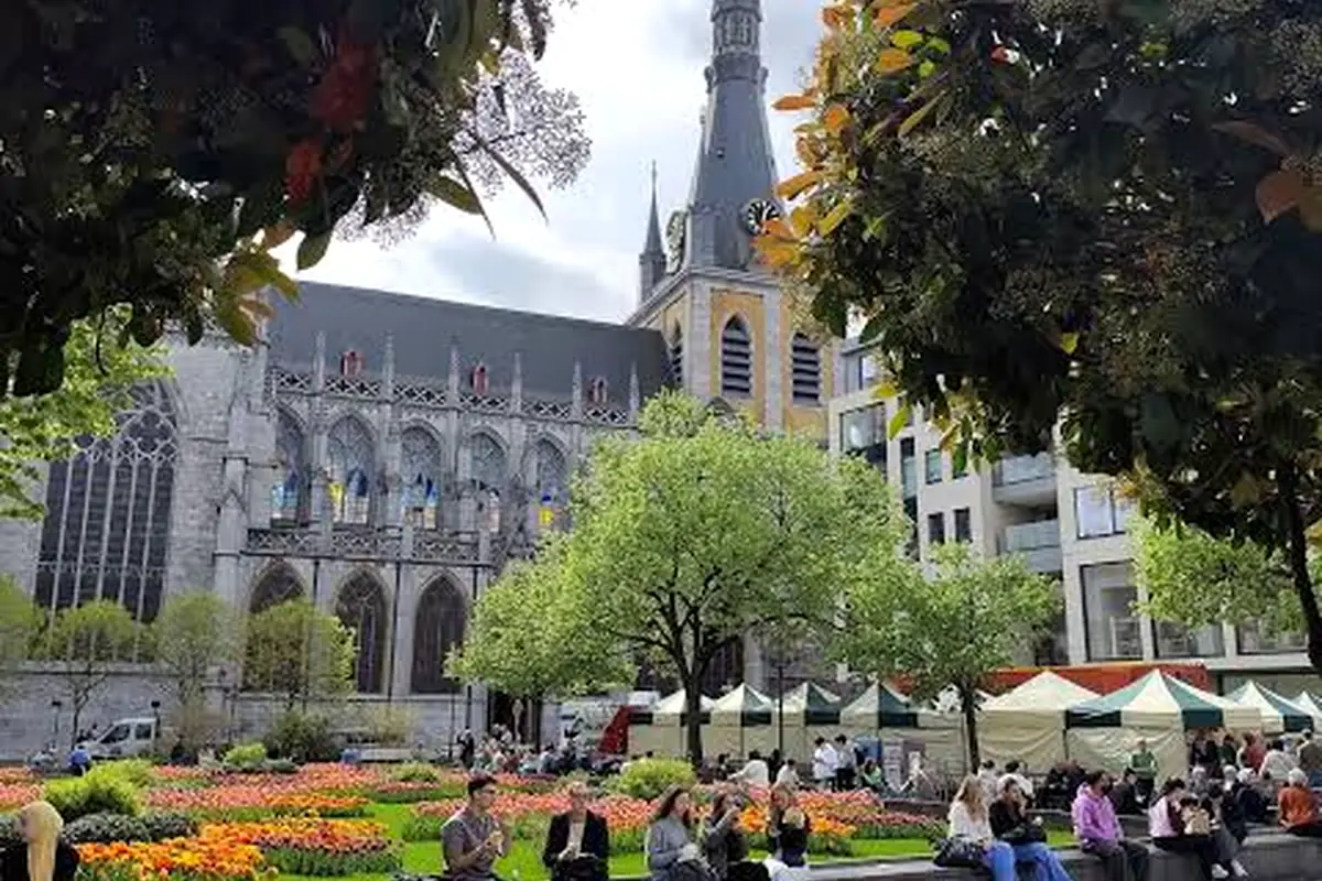 Place Cathédrale fleurie et fréquentée dans le centre de Liège