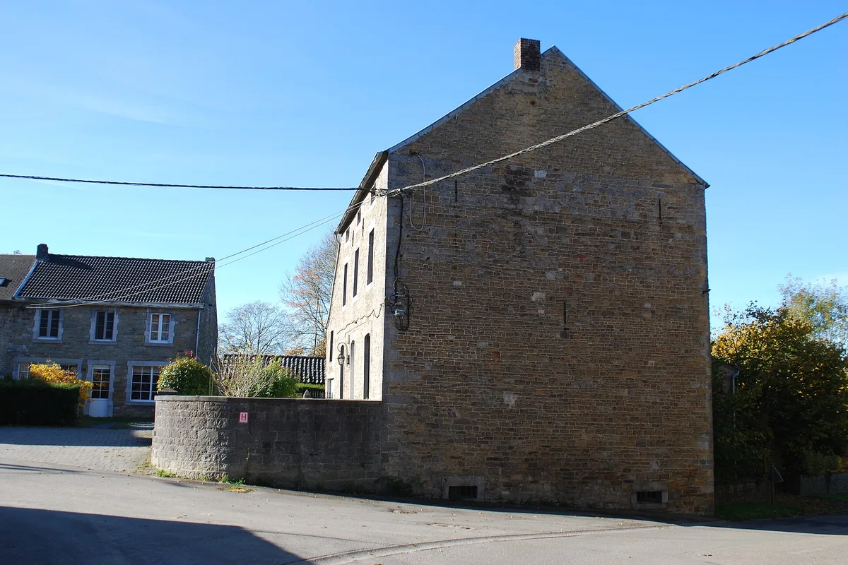 Maison traditionnelle en pierre à Ellemelle dans la commune d’Ouffet