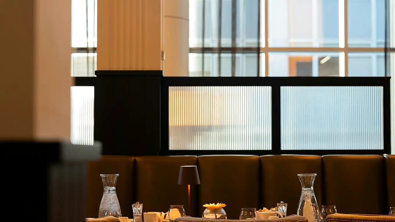 Salle de restaurant préparée pour accueillir des clients
