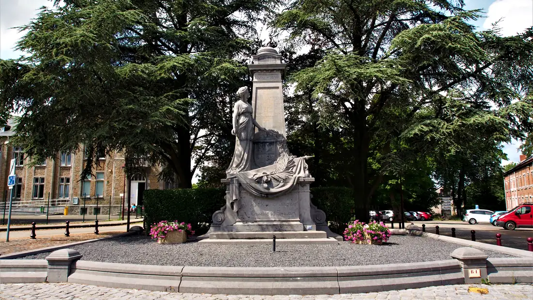 Monument entouré d’arbres sur la place Joseph Wauters à Sprimont