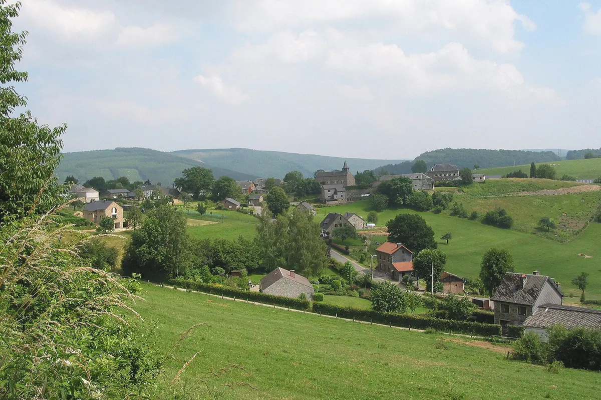 Village et campagne vallonnée de Stoumont